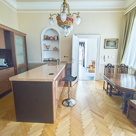 Villa With Hot-Tub, Terrace And Garden, Wenceslass Square Прага Экстерьер фото