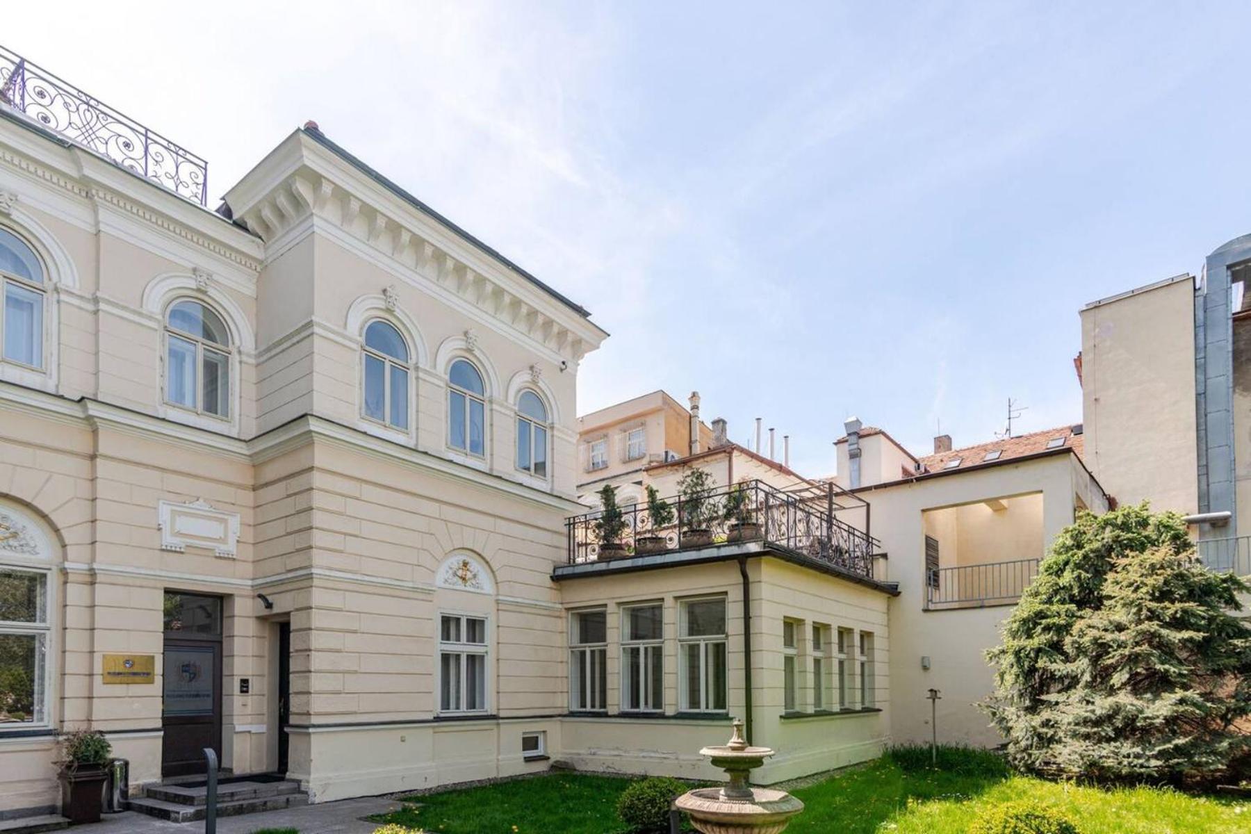 Villa With Hot-Tub, Terrace And Garden, Wenceslass Square Прага Экстерьер фото