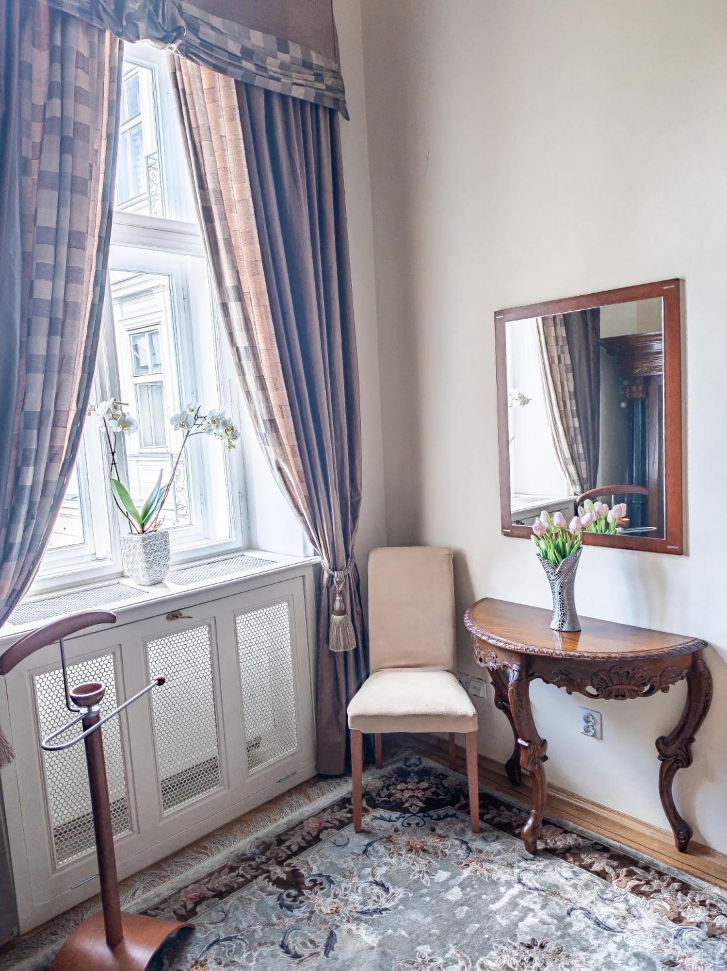 Villa With Hot-Tub, Terrace And Garden, Wenceslass Square Прага Экстерьер фото